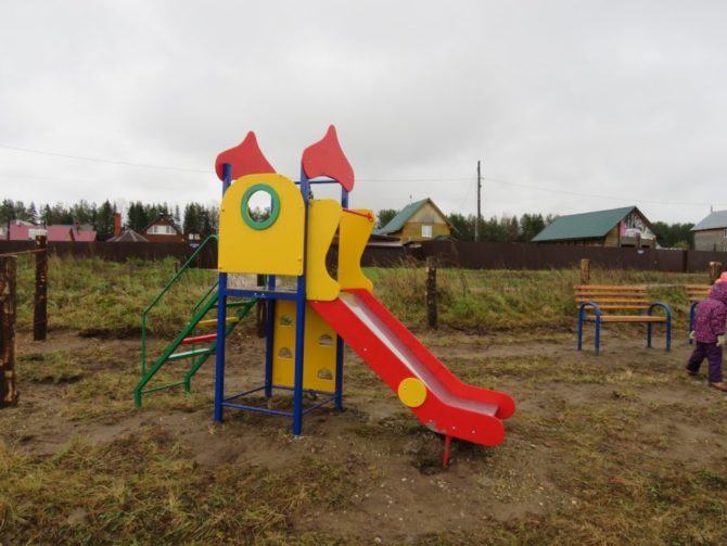 Помогут ТОС, депутат, город, край, или Как в Соликамске устанавливают детские дворовые площадки